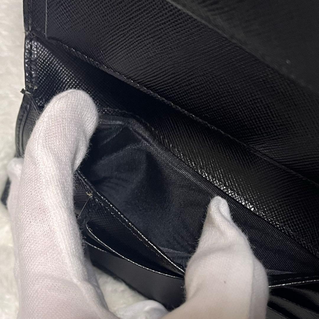 プラダ　三つ折り　サフィアーノレザー　三角ロゴ