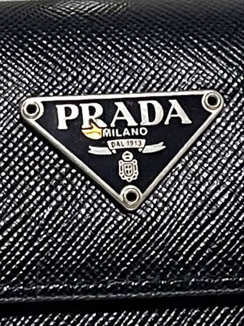 プラダ　三つ折り　サフィアーノレザー　三角ロゴ