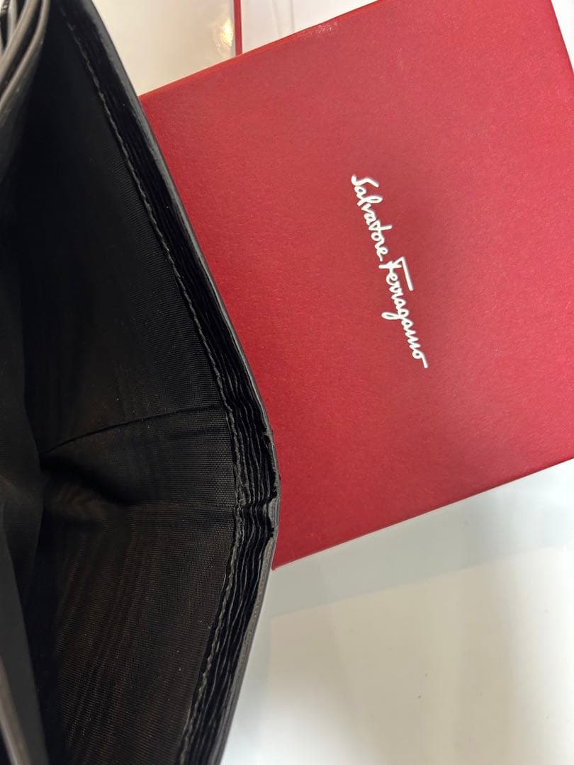 【サルヴァトーレ・フェラガモ】二つ折り財布/Black