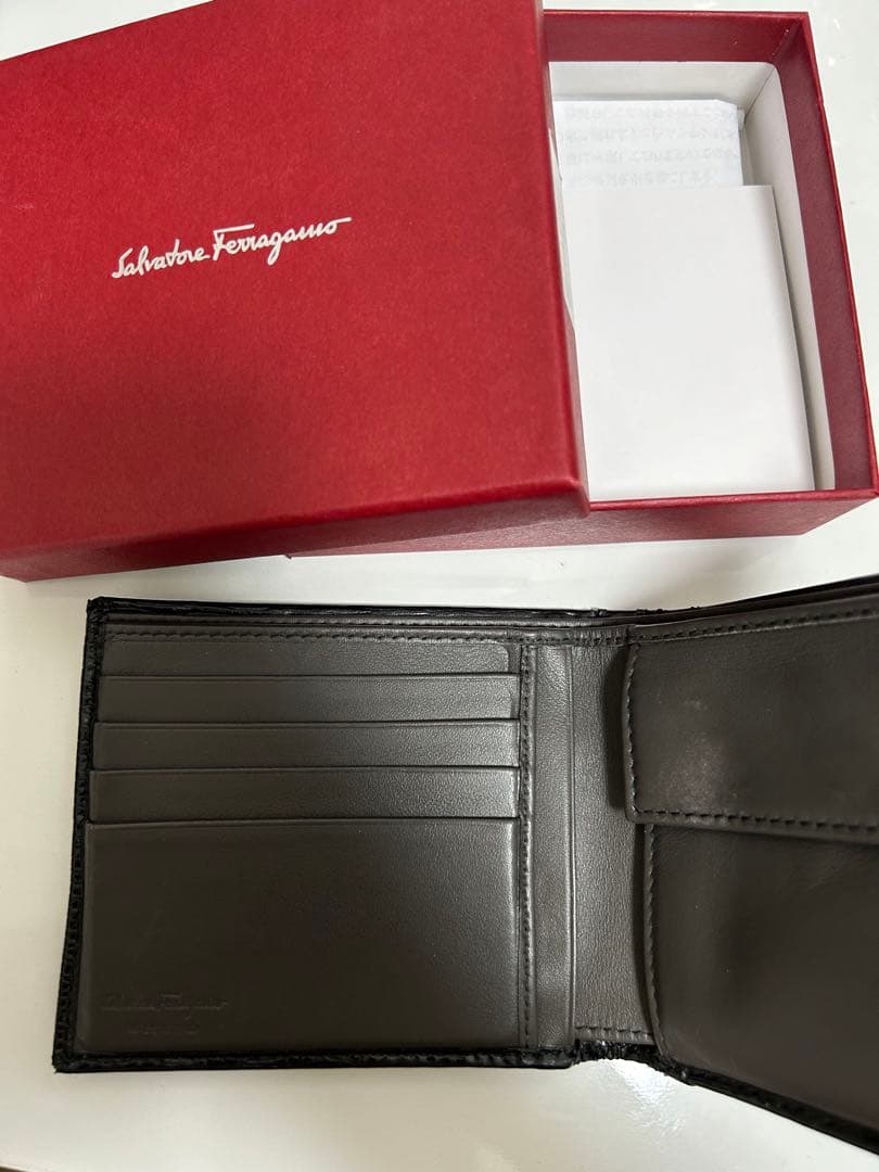 【サルヴァトーレ・フェラガモ】二つ折り財布/Black