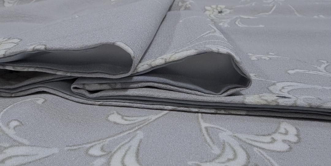 着物12　くるり　東レシルック　唐草紋様袷着物　グレー　身丈１６５裄丈６７cm