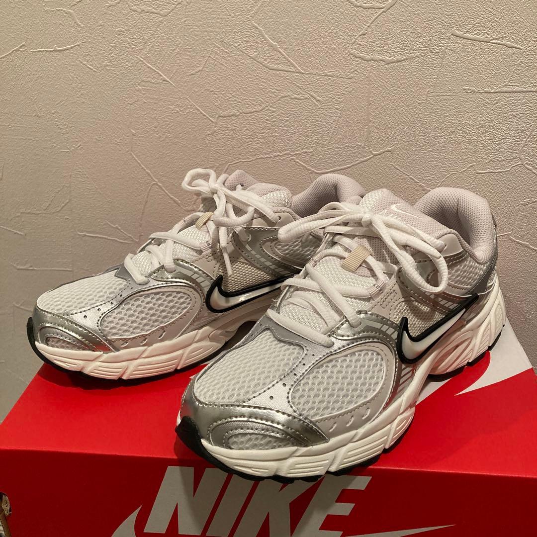 Nike ウィメンズV5 シルバー スニーカー 24.5㎝　新品同様