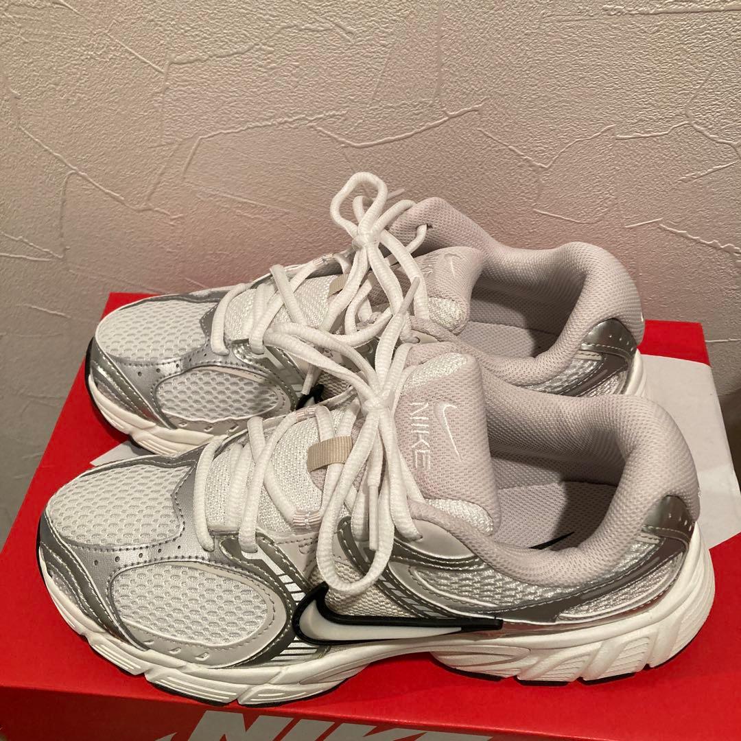 Nike ウィメンズV5 シルバー スニーカー 24.5㎝　新品同様
