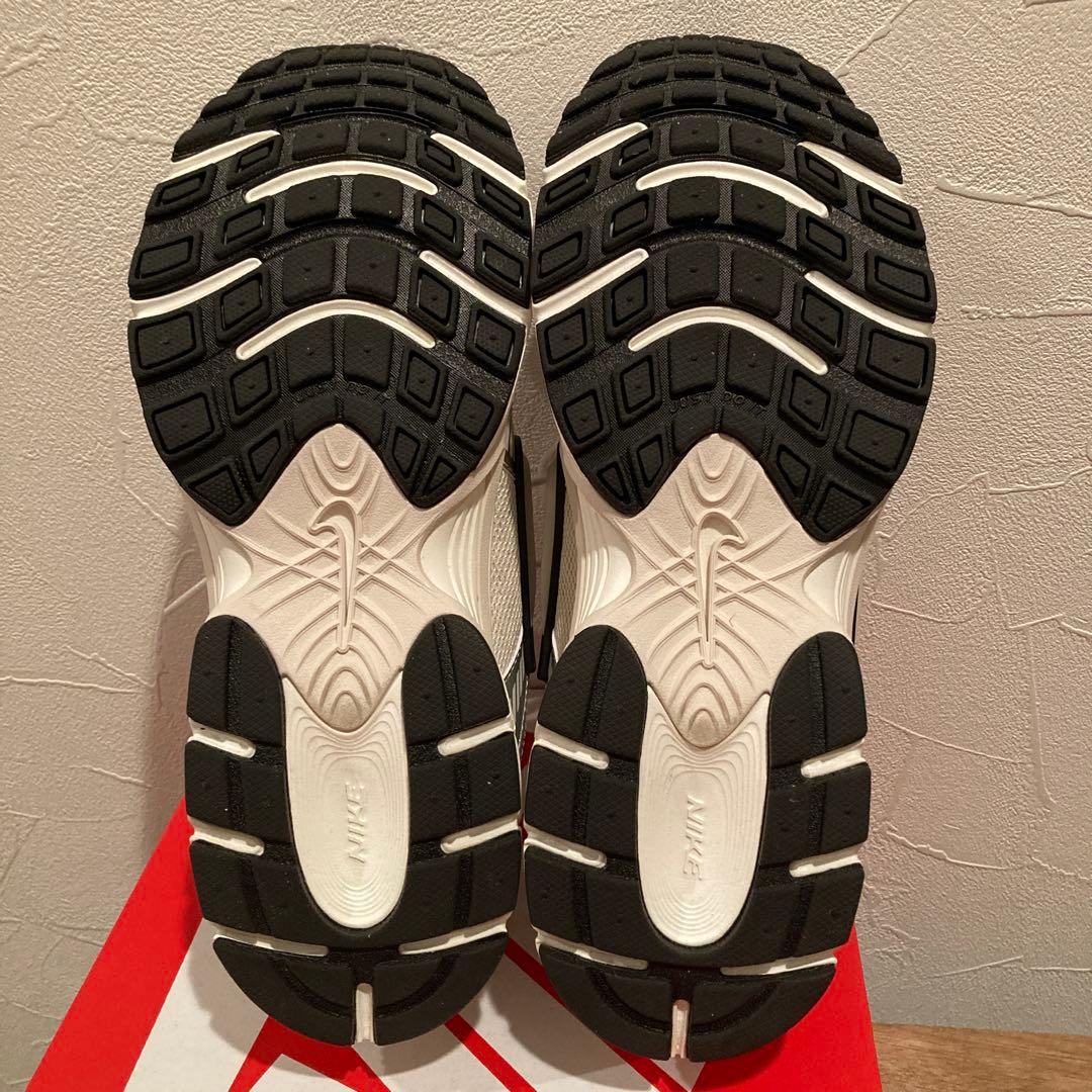 Nike ウィメンズV5 シルバー スニーカー 24.5㎝　新品同様