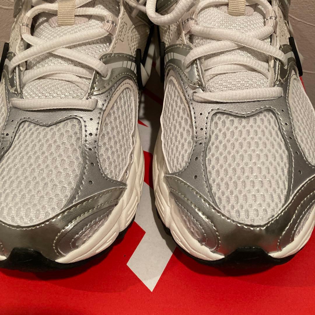 Nike ウィメンズV5 シルバー スニーカー 24.5㎝　新品同様