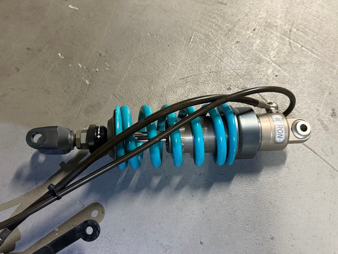 初代MT-09/XSR900用NITRONリアショックR3シリーズ別体タンク