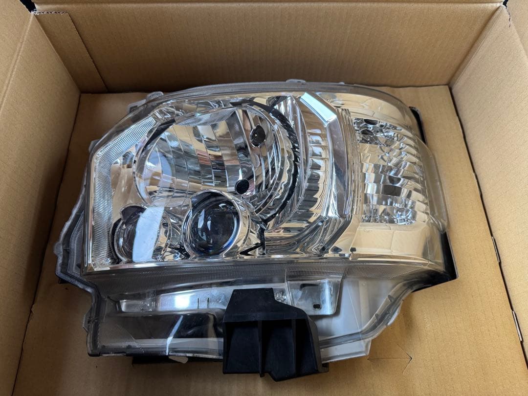 ハイエース　純正LEDヘッドライトＬ