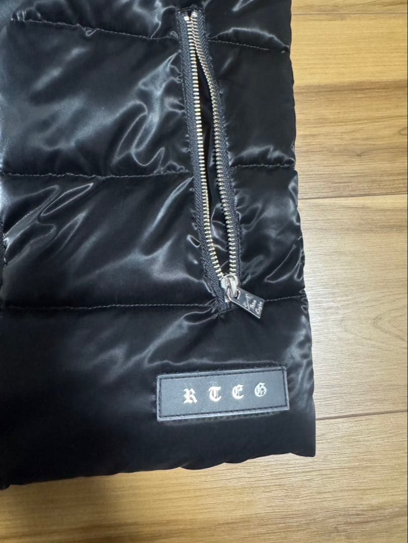 アダムスジャグラー　ダウンベスト