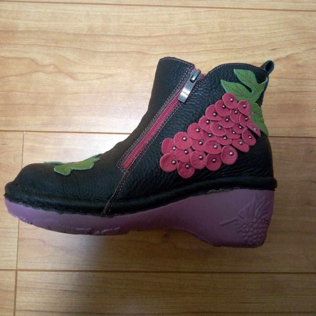 値下げ美品24.0エスタシオンレザー葡萄モチーフショートブーツ 黒