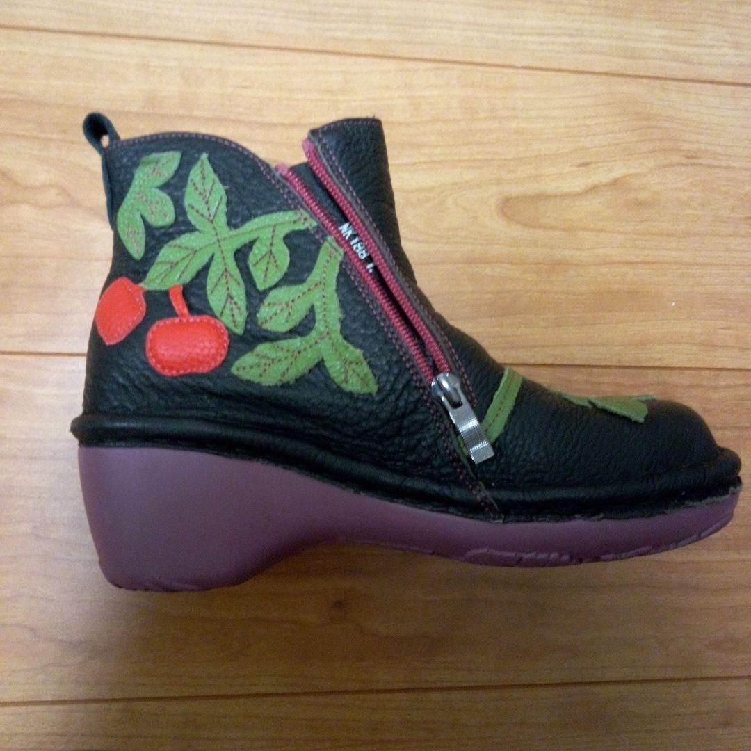 値下げ美品24.0エスタシオンレザー葡萄モチーフショートブーツ 黒