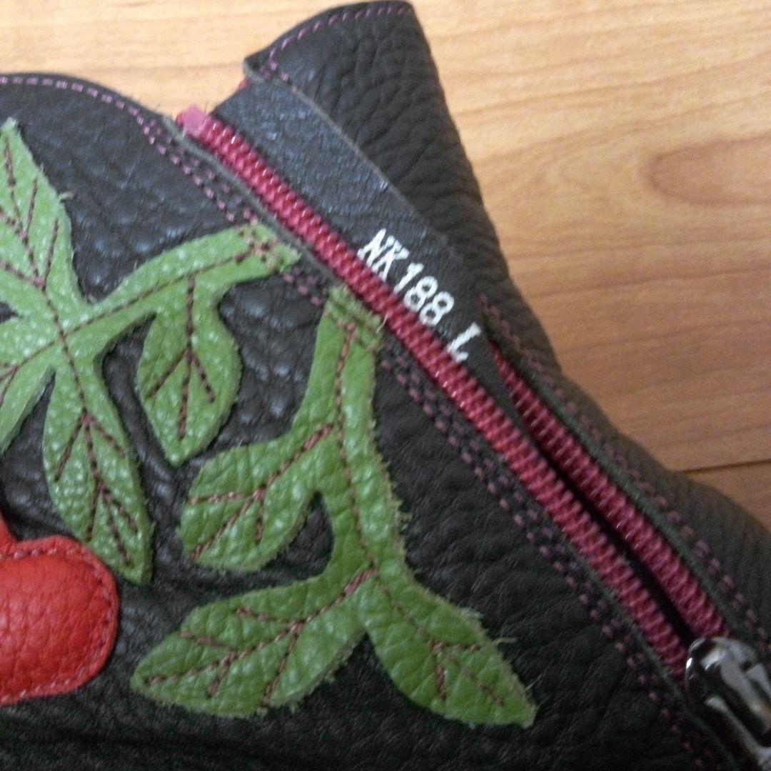 値下げ美品24.0エスタシオンレザー葡萄モチーフショートブーツ 黒