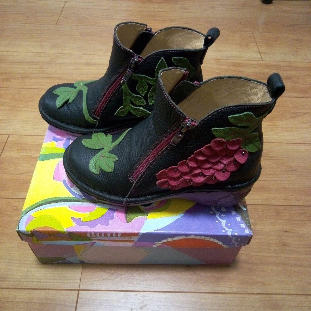 値下げ美品24.0エスタシオンレザー葡萄モチーフショートブーツ 黒