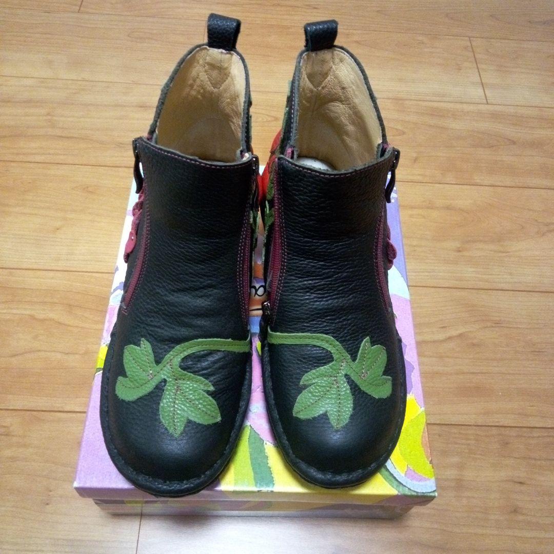 値下げ美品24.0エスタシオンレザー葡萄モチーフショートブーツ 黒