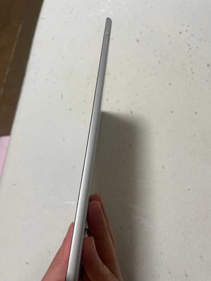 ま*る様 Apple iPad (Air2) 128GB シルバー バッテリー8