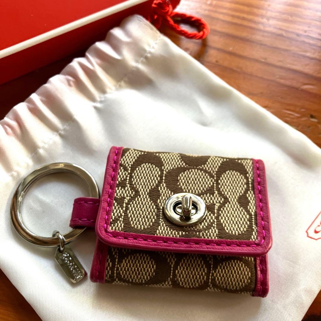 COACH ロゴ入り　ベージュ ピンク レザーキーケース　写真入れ