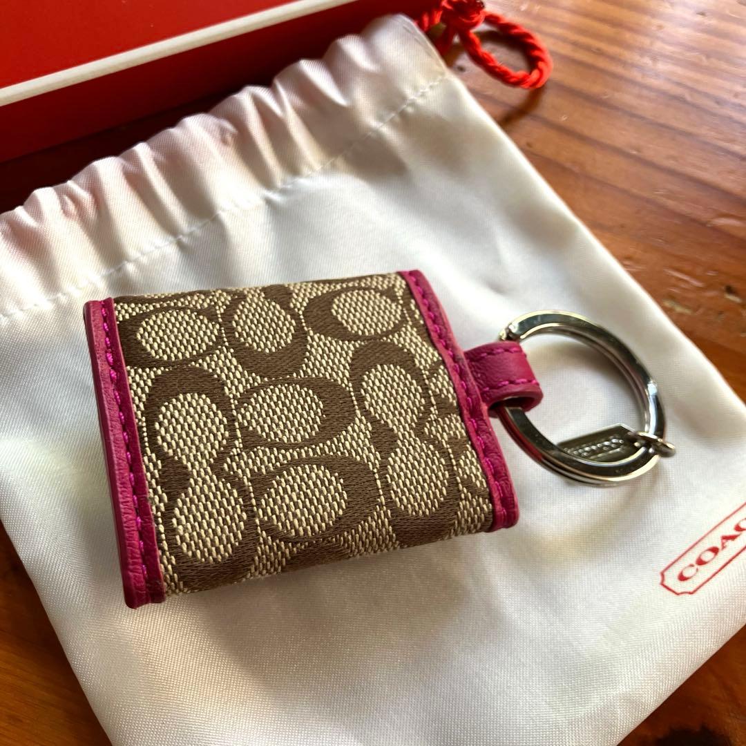 COACH ロゴ入り　ベージュ ピンク レザーキーケース　写真入れ
