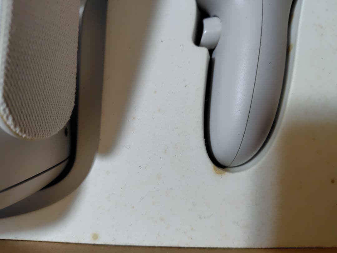  Quest 2 ヘッドセットとコントローラー