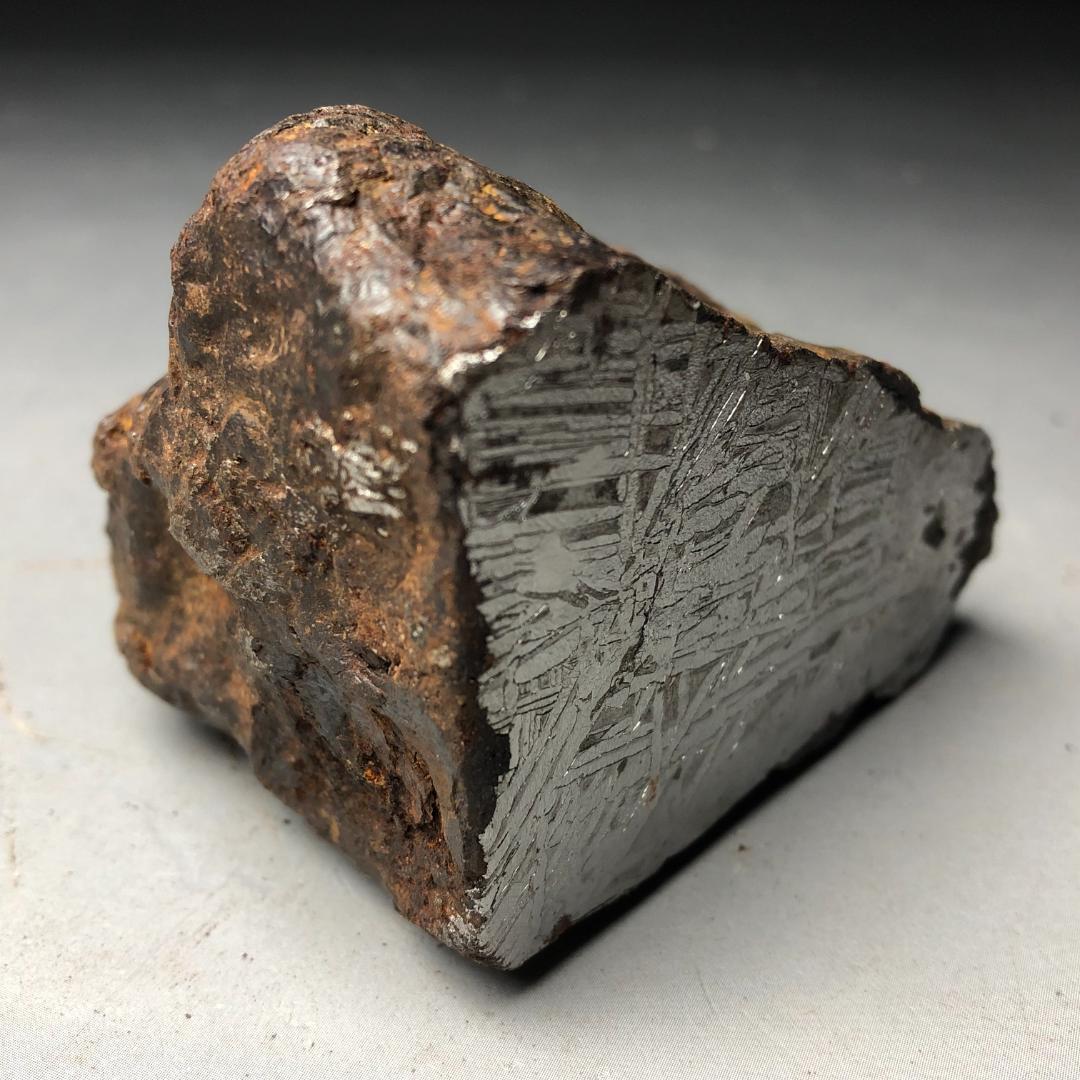 アルタイ隕石 鉄隕石　外皮付き隕石　ナチュラル　原石　重さ約695ｇ