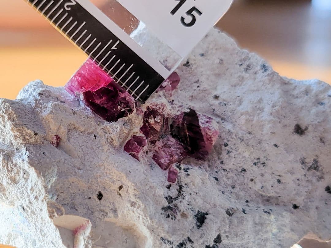 17日出品取り消します　貴重品レッドベリル結晶　鉱物原石