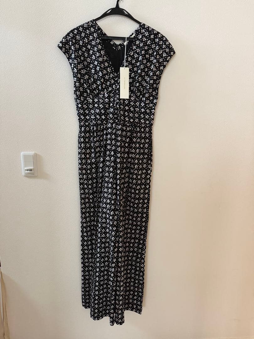 ヌキテパ　花柄ブラックオールインワン Mサイズ