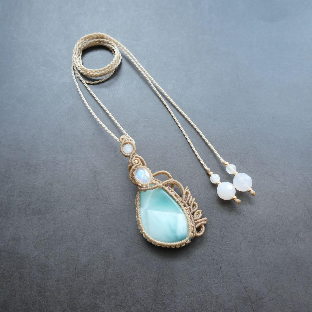 ヘミモルファイトとムーンストーン、のマクラメネックレス