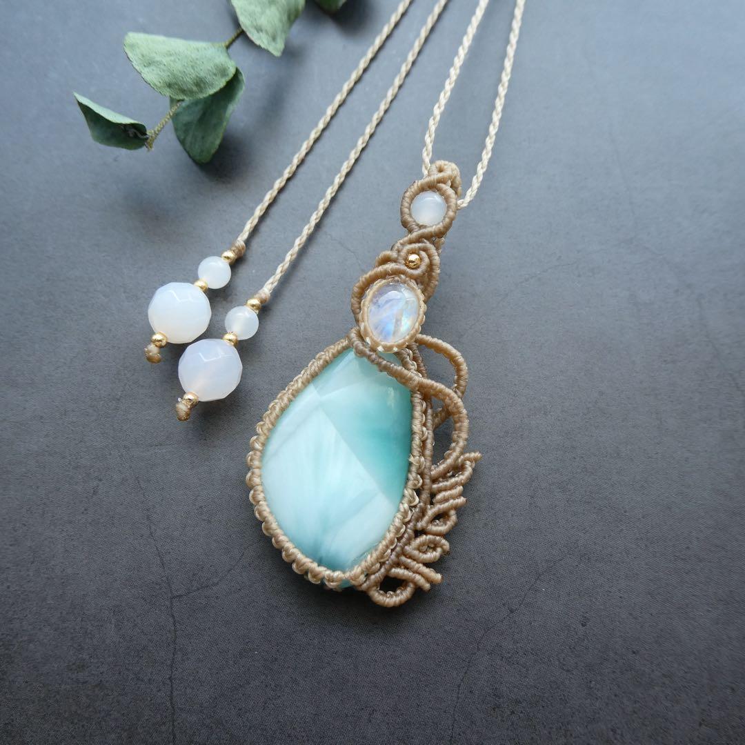 ヘミモルファイトとムーンストーン、のマクラメネックレス