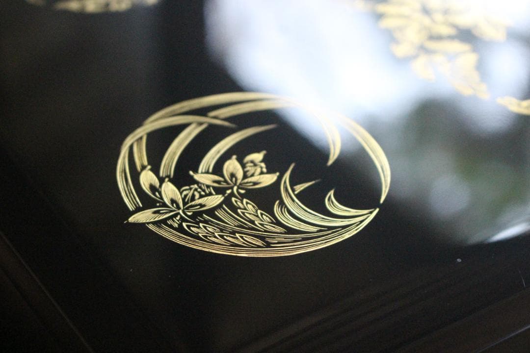 新品並！端正な内朱黒漆に極上四君子丸沈金の映える台付二段重（検輪島塗蒔重箱お重