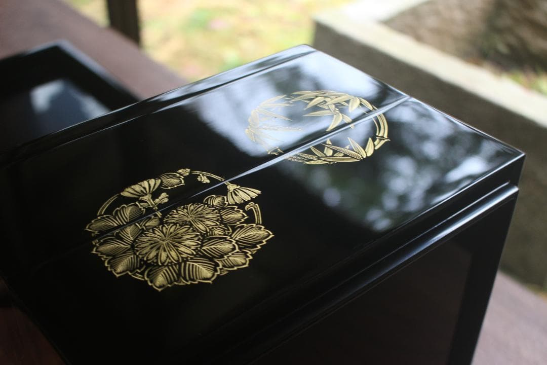 新品並！端正な内朱黒漆に極上四君子丸沈金の映える台付二段重（検輪島塗蒔重箱お重