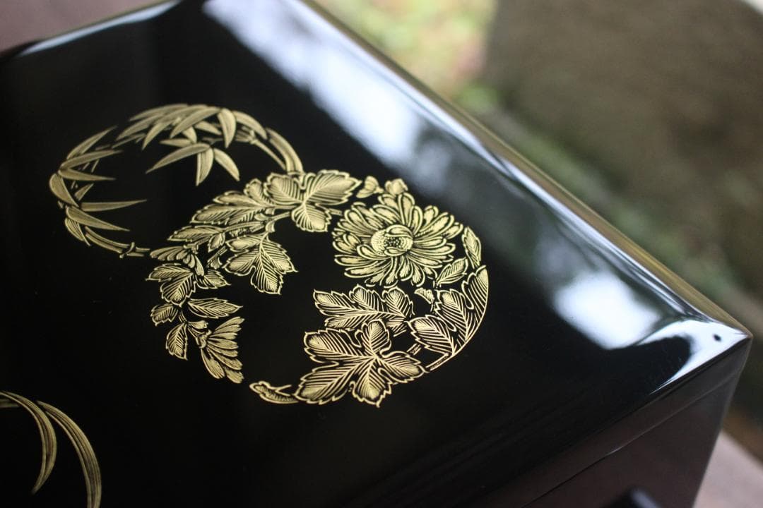 新品並！端正な内朱黒漆に極上四君子丸沈金の映える台付二段重（検輪島塗蒔重箱お重