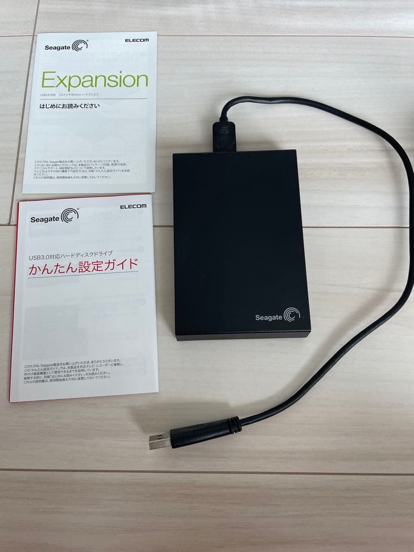 Hisense 24インチテレビとUSBハードディスクドライブ