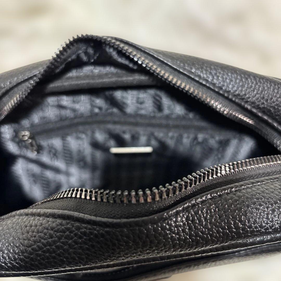 PRADA ブラックレザーショルダーバッグノベルティ