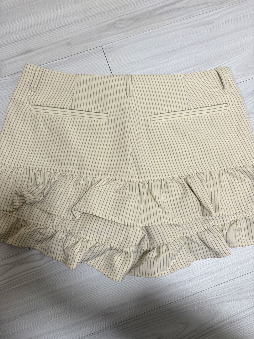 ピンストライプ ティアード ショートパンツ TINA：JOJUN