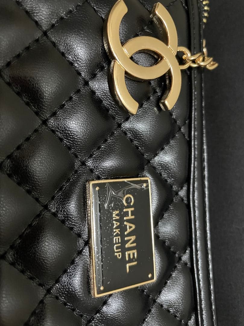 CHANELノベルティキルティングポーチとゴールドのバッグチャーム❣️