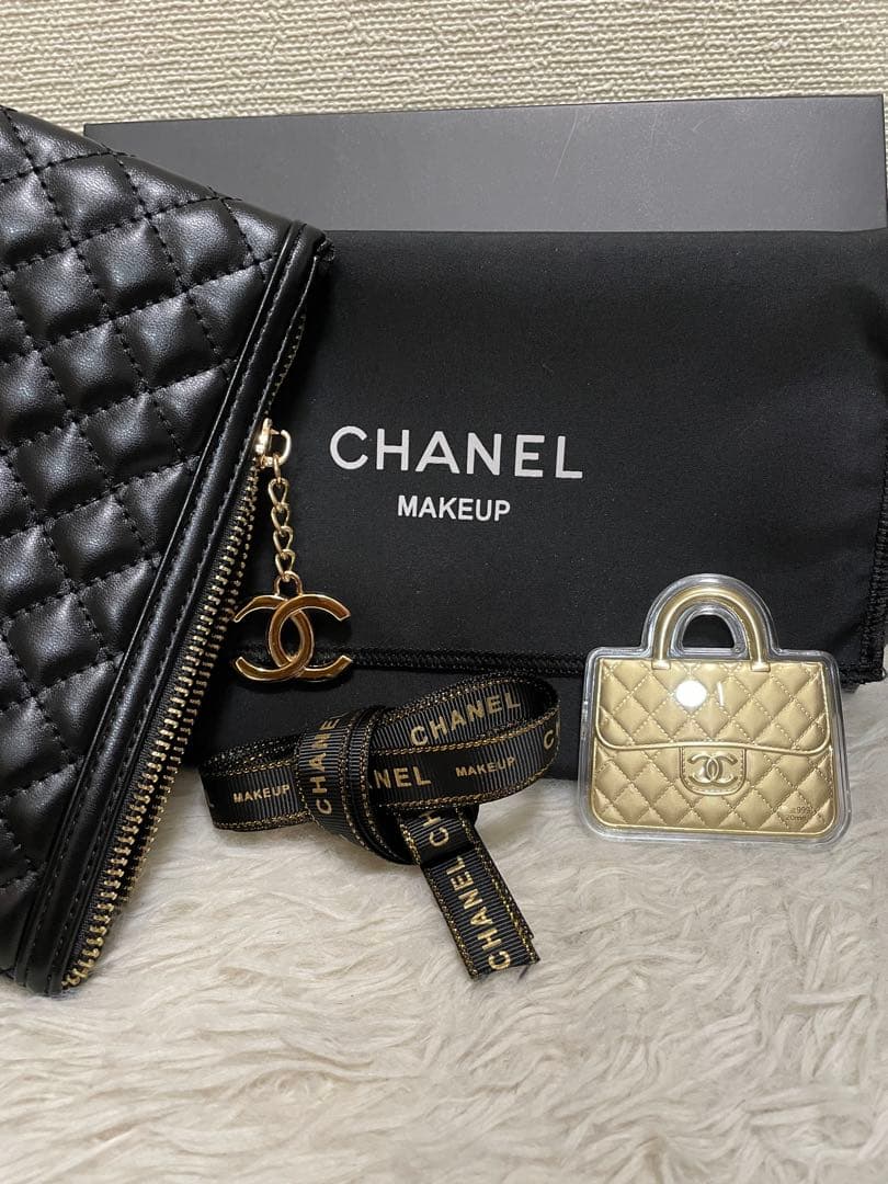 CHANELノベルティキルティングポーチとゴールドのバッグチャーム❣️