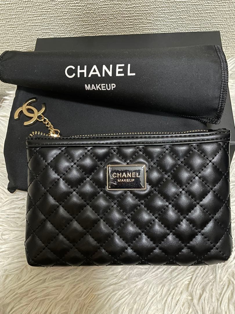 CHANELノベルティキルティングポーチとゴールドのバッグチャーム❣️