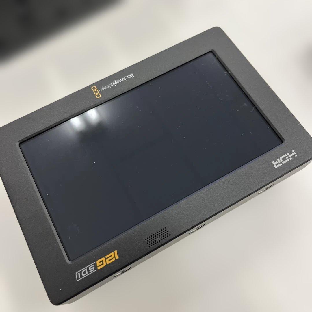 Blackmagic Video Assist 5\" 12G HDR と付属品