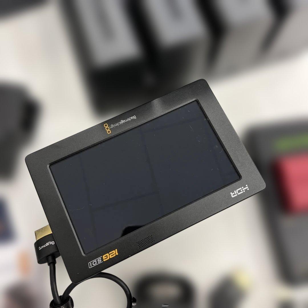 Blackmagic Video Assist 5\" 12G HDR と付属品