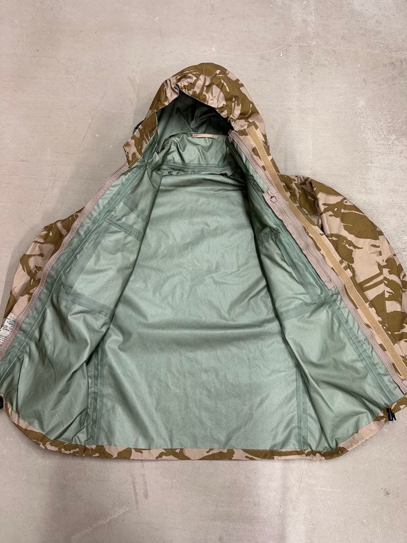 イギリス軍　カモフラージュ フード付き ミリタリージャケット