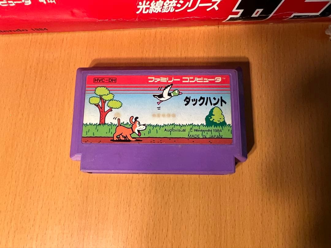 ファミリーコンピュータ専用　光線銃シリーズ　ガン　+ダックハント　(ソフト付)