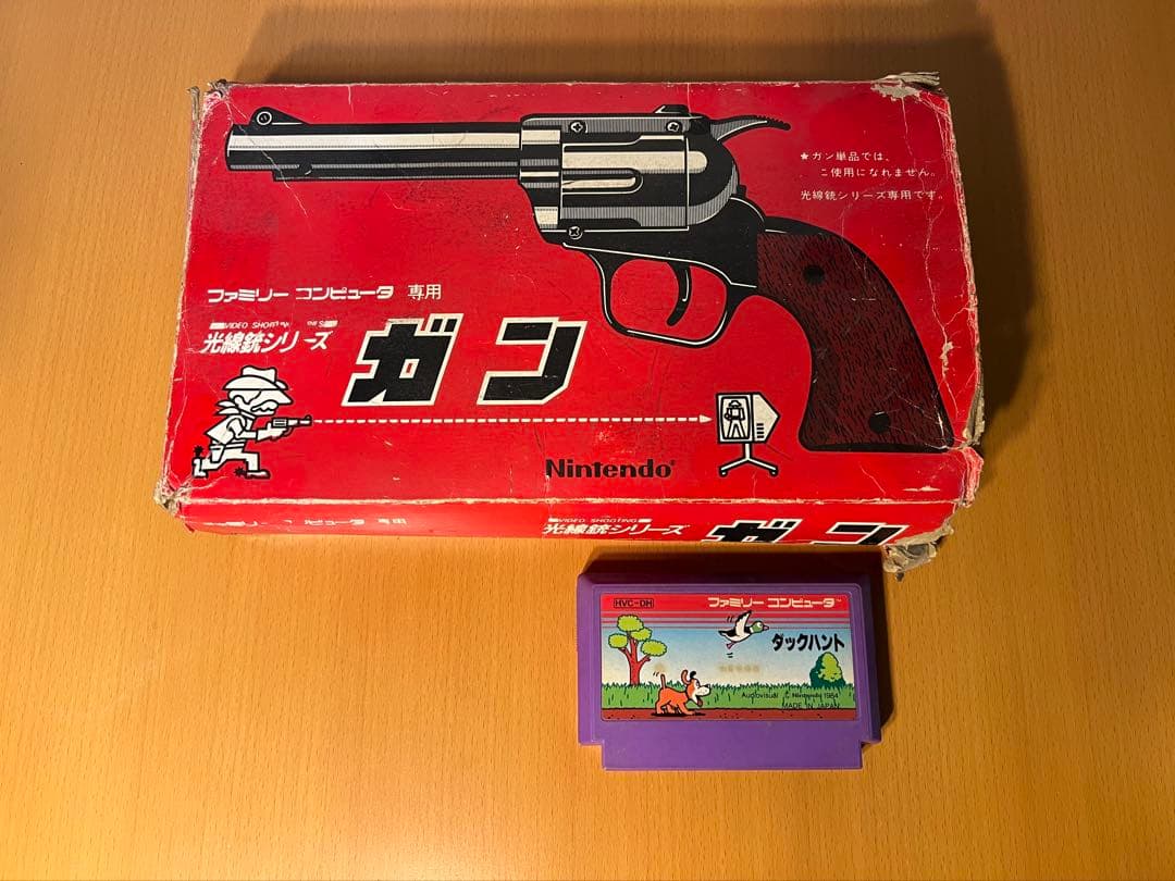 ファミリーコンピュータ専用　光線銃シリーズ　ガン　+ダックハント　(ソフト付)
