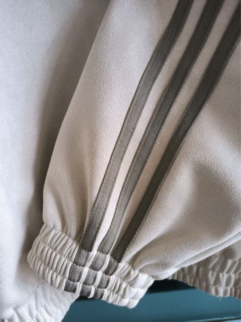 海外限定 アディダス巳年トラック スエード ジャケット クリームホワイト M