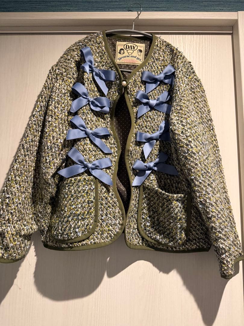 ドラウズアンドイエット　ノーカラージャケット オリーブグリーンにブルーのリボン