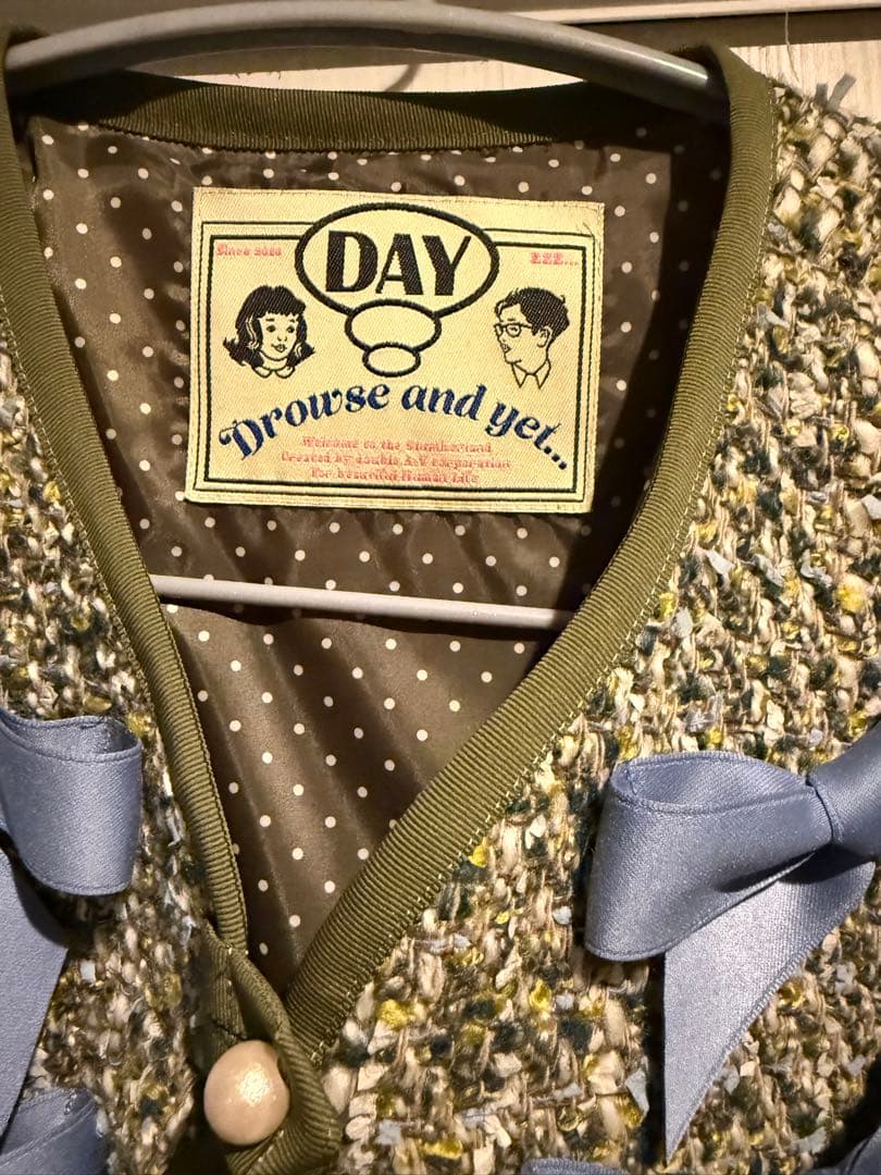 ドラウズアンドイエット　ノーカラージャケット オリーブグリーンにブルーのリボン