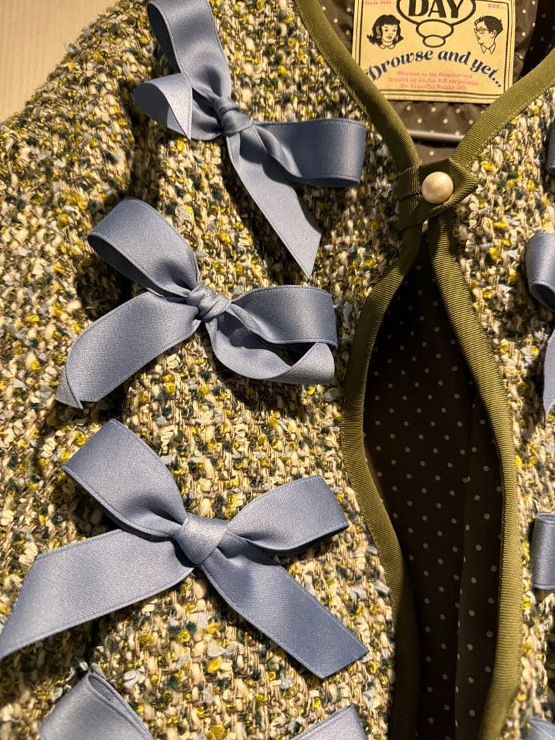 ドラウズアンドイエット　ノーカラージャケット オリーブグリーンにブルーのリボン