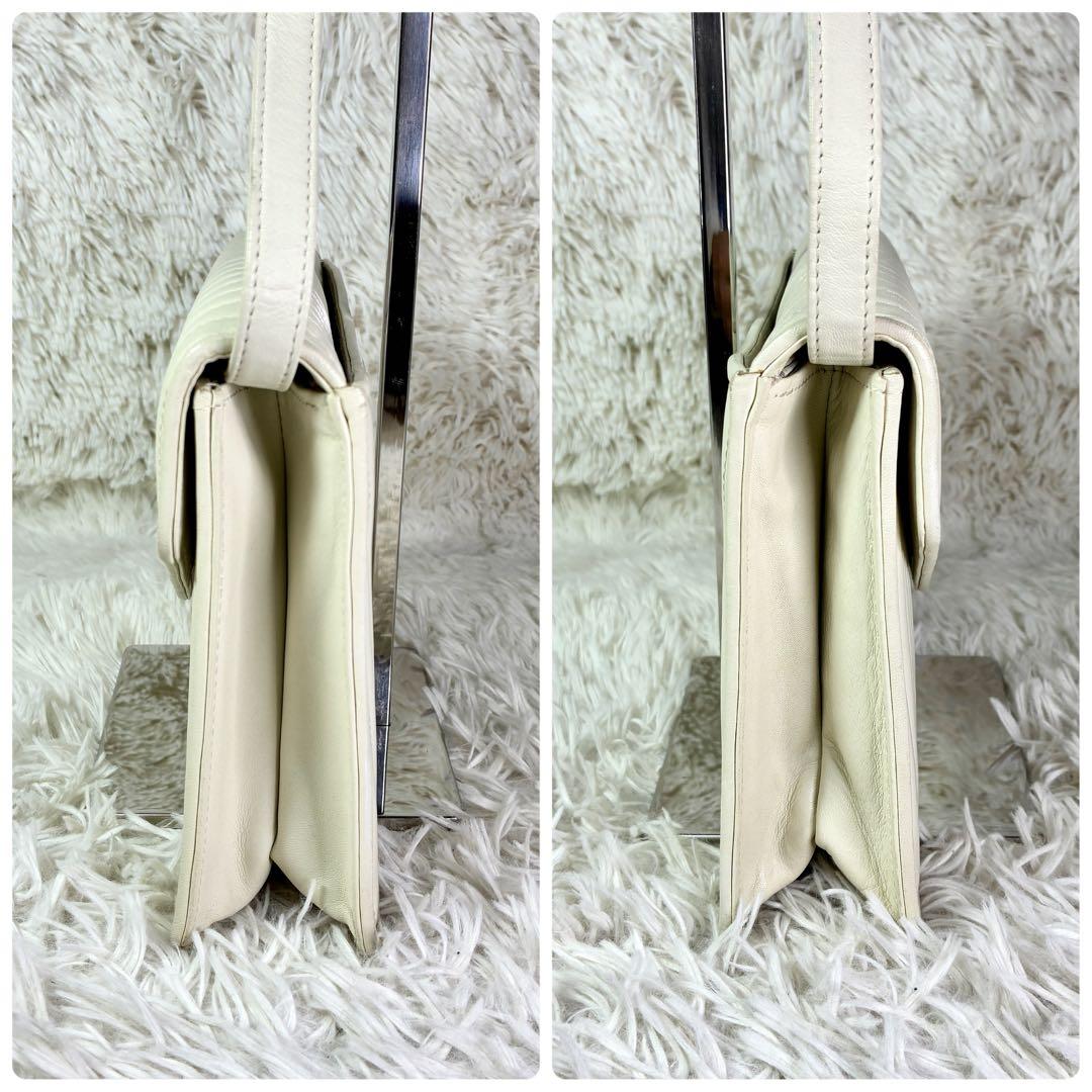 ヴァレンティノ ガラヴァーニ Vステッチ キルティング レザー ショルダーバッグ