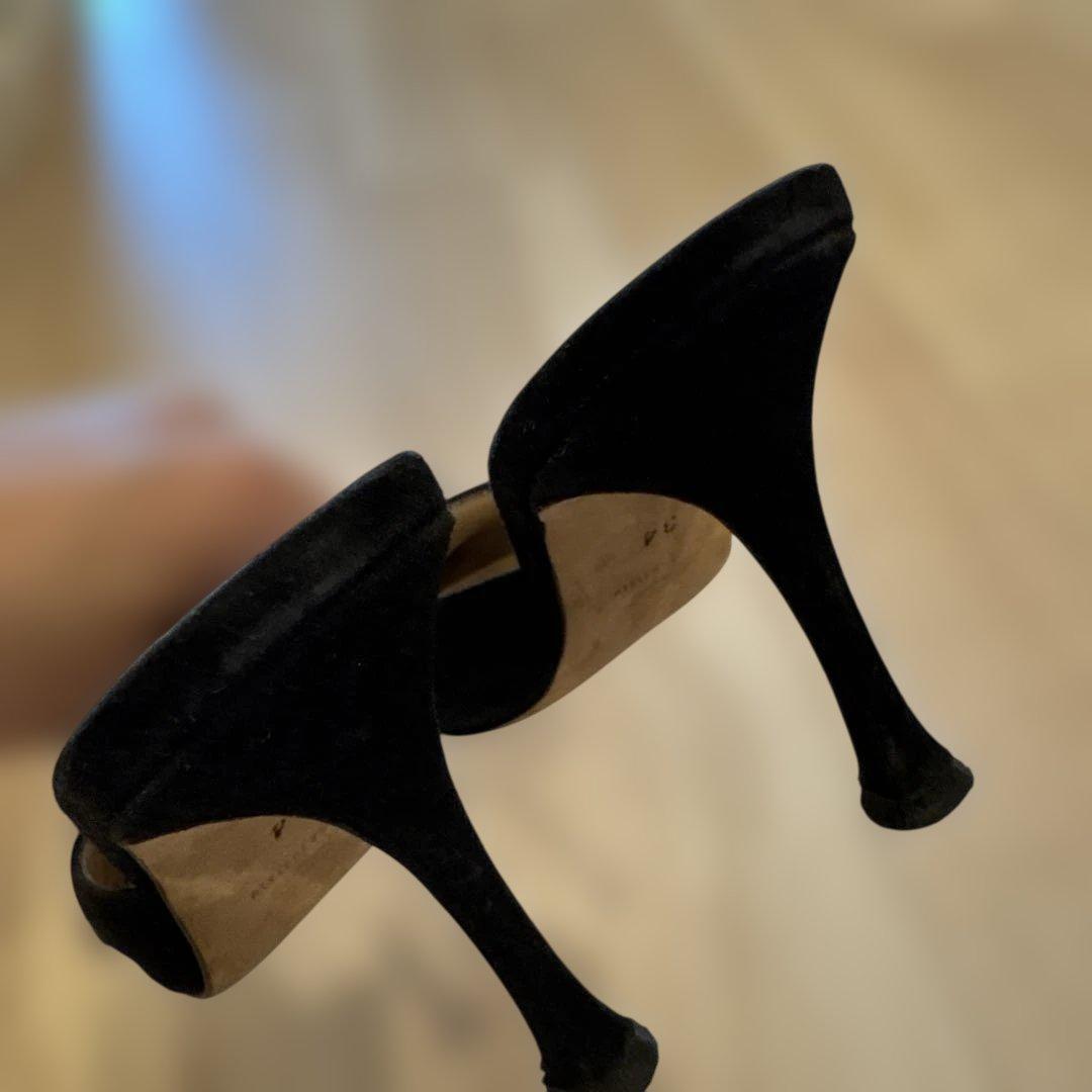 Manolo Blahnik ブラック羽根飾りサンダル 34