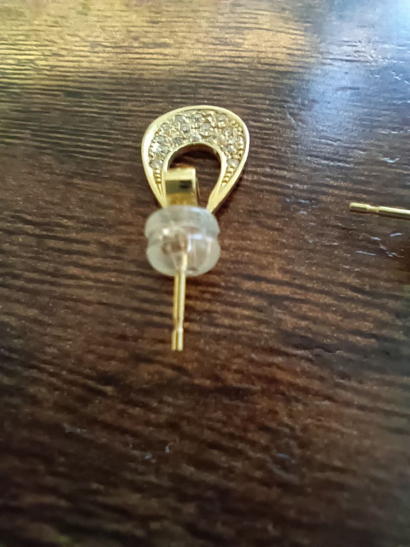 K18ゴールド ティアドロップ型ダイヤモンド装飾ピアス