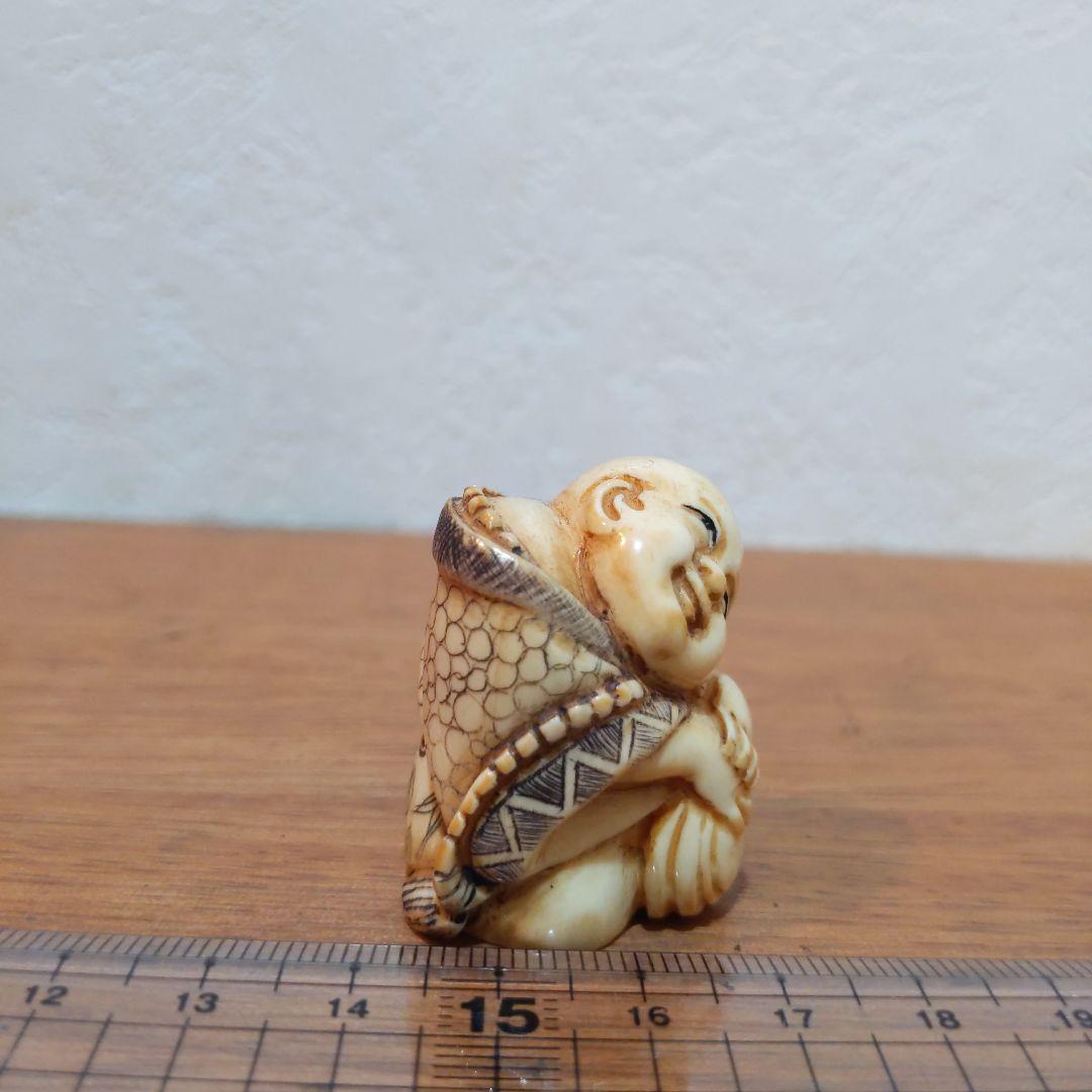 時代提物 人物根付 天然素材【首を傾げる小僧】高3.5cm 幅3cm 重さ24ｇ