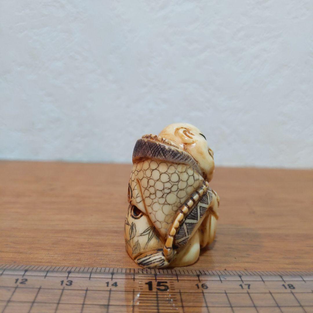 時代提物 人物根付 天然素材【首を傾げる小僧】高3.5cm 幅3cm 重さ24ｇ