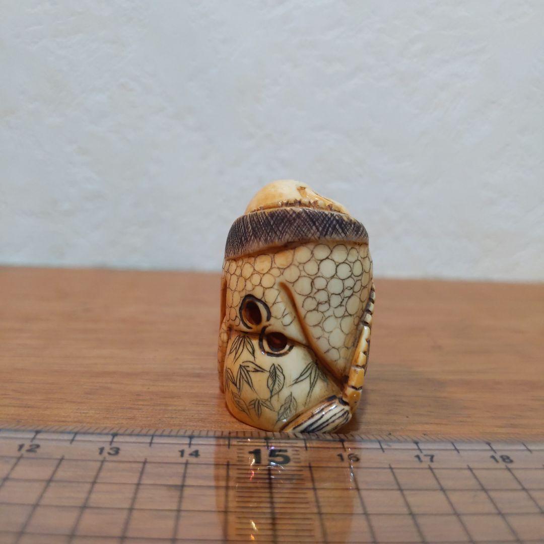 時代提物 人物根付 天然素材【首を傾げる小僧】高3.5cm 幅3cm 重さ24ｇ